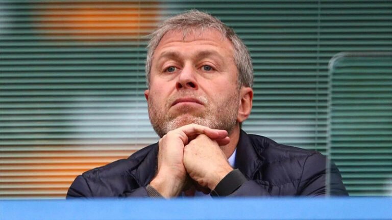 Matéria publicada nesta segunda-feira (28) pelo jornal americano "The Wall Street Journal" (WSJ) informou que o oligarca russo Roman Abramovich e dois negociadores de paz ucranianos tiveram sintomas de um possível envenenamento após uma reunião em Kiev, capital da Ucrânia, no início deste mês