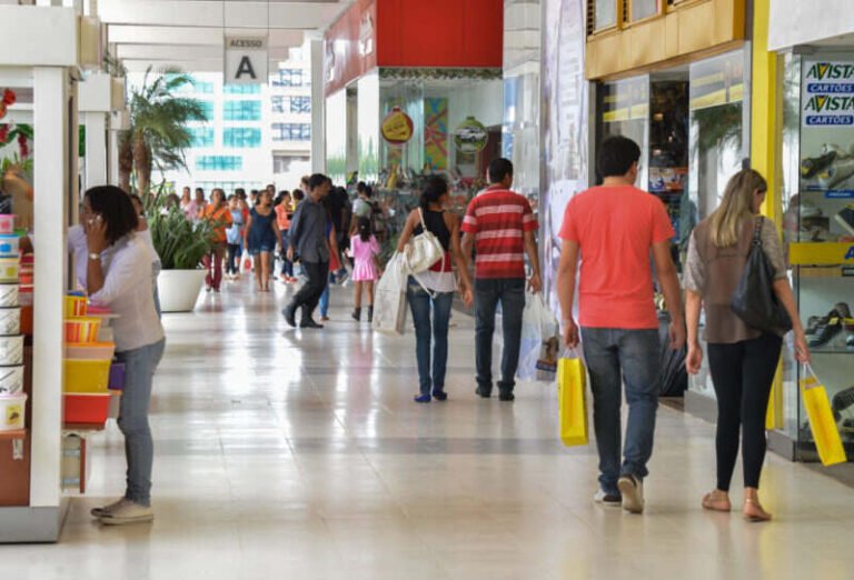 Sessenta anos após a criação do Dia do Consumidor, a luta contra prática abusivas cometidas esbarra em medidas legais que beneficiam empresas e adovgados consumeristas são perseguidos