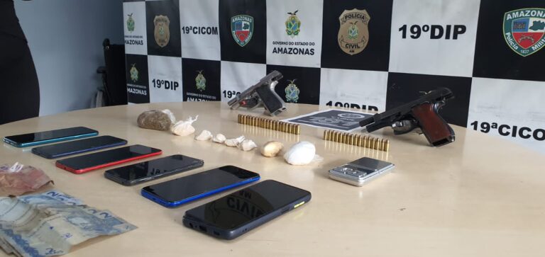 Na manhã desta quarta-feira (02), a Operação Cidade mais Segura, da Secretaria de Segurança Pública do Amazonas (SSP-AM), resultou na prisão de João Vitor Pereira Batista, vulgo Bira, 25, e Warley Arruda Bezerra, 21, por porte ilegal de arma de fogo e tráfico de drogas, em Manaus. De acordo com informações da Secretaria Executiva Adjunta de Operações (Seaop), as equipes receberam várias denúncias anônimas de que na comunidade Ismael Azize, no quilômetro 4 da BR-174, ambos estariam intimidando os moradores e vendendo drogas, na área. Os suspeitos foram presos em flagrante, e juntamente com eles foram apreendidos entorpecentes, sendo oxi, cocaína e maconha, duas armas de fogo, munições, seis celulares, e uma quantia em dinheiro. A ocorrência foi apresentada no 19° Distrito Integrado de Polícia (DIP).