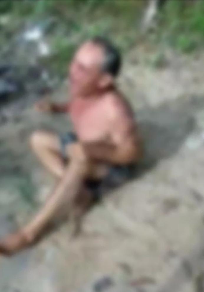 Um vídeo que circulou nas redes sociais neste domingo (6) mostra um homem não identificado, acusado de ter estuprado uma menina de 10 anos, sendo espancado a pauladas pelo tribunal do crime em uma área de mata no bairro Mauazinho, zona Sul de Manaus