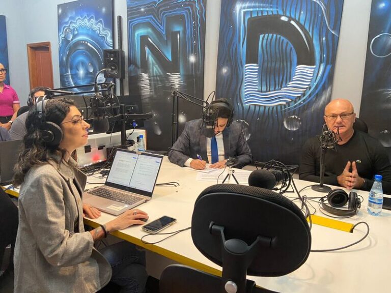 Em entrevista à rádio Onda Digital esta segunda-feira (14), o pré-candidato ao Senado pelo Amazonas, Coronel Menezes, classificou de "ataque eleitoreiro" a reação de parlamentares e políticos amazonenses contra a redução do IPI anunciada pelo governo federla no início deste mês