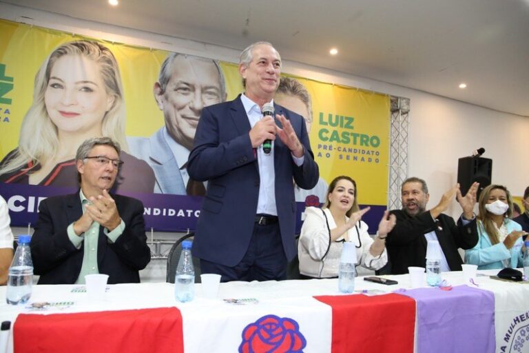 O pré-candidato à presidência da República pelo Partido Democrático Trabalhista (PDT), Ciro Gomes, participou na noite de quinta-feira (17), em Manaus, do lançamento das candidaturas da defensora pública Caroline Braz (PDT-AM) ao Governo do Amazonas e do ex-deputado estadual Luiz Castro (PDT-AM) ao Senado