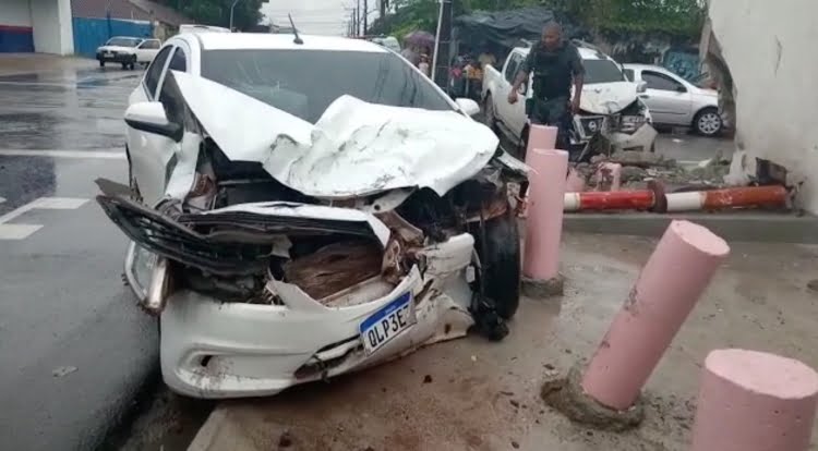 Perseguição a criminosos termina em grave acidente no bairro Flores