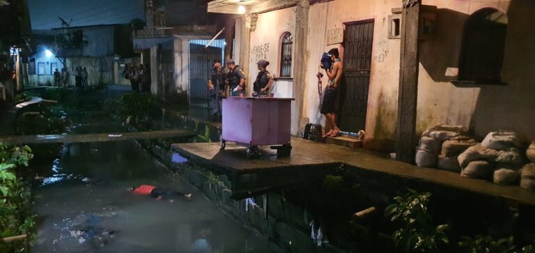 Homem é executado e deixado com mãos amarradas e bilhete