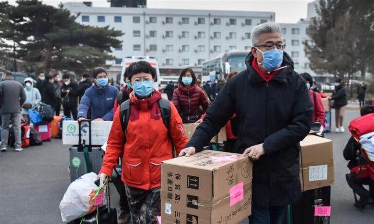 A China registrou nesse domingo (13) o maior número de casos de Covid-19 em dois anos: foram 3.939 notificações e, de acordo com a Comissão Nacional de Saúde, várias cidades e milhões de habitantes foram colocadas sob confinamento