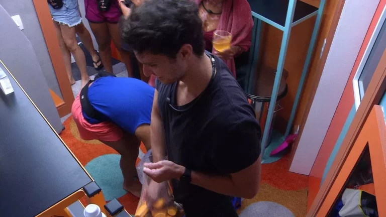 BBB: Lucas é advertido pela produção e devolve os produtos na despensa; veja vídeo