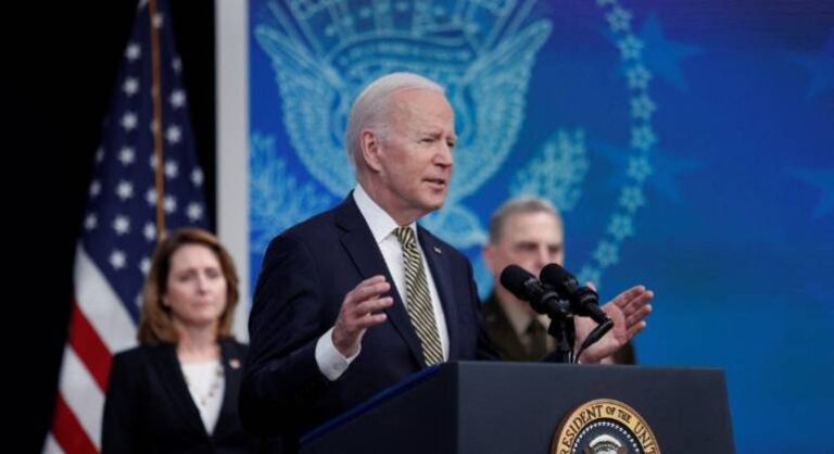 Biden chama Putin de "criminoso de guerra" e anuncia ajuda de 800 milhões a Ucrânia