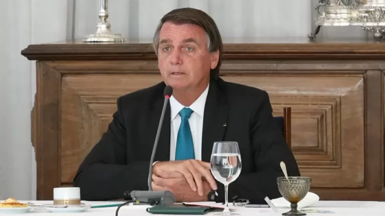 Bolsonaro é hospitalizado novamente após sentir desconforto