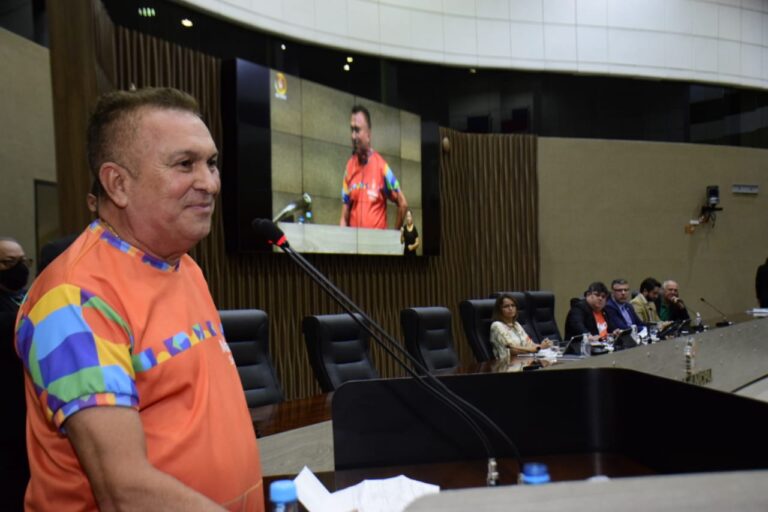 Fim das sessões remotas e homenagem a Sabá Reis marcam dia na CMM