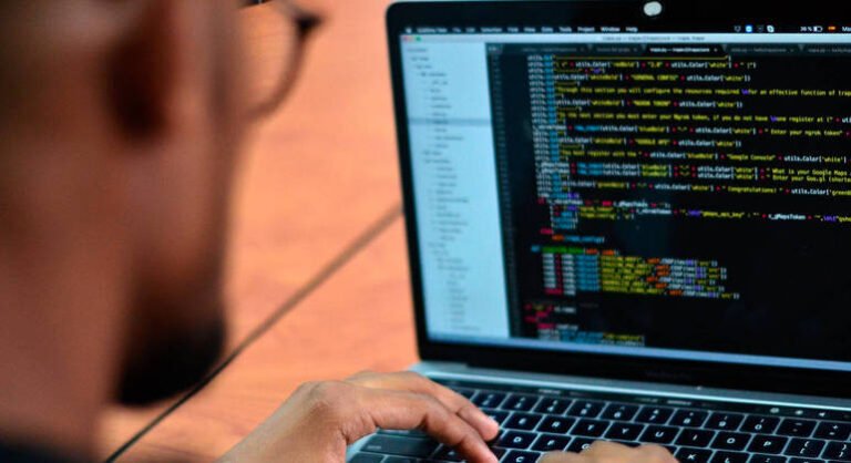 Polícia britânica detém 7 membros que grupo hacker que atacou Americanas e Ministério da Saúde