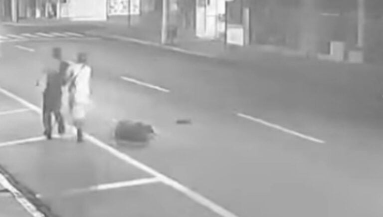 VÍDEO: homem espanca morador de rua para mostrar aos amigos como se mata uma pessoa