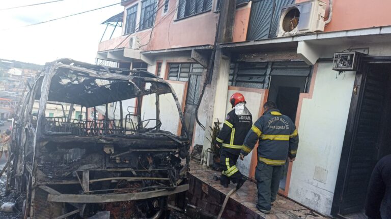 Veja vídeos: Micro-ônibus pega fogo no conjunto Boas Novas