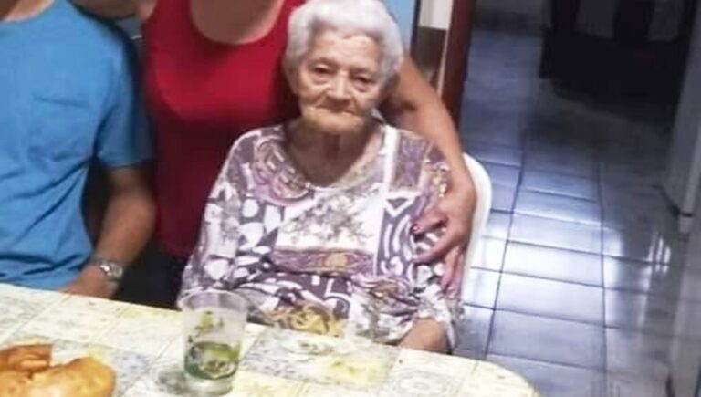 Idosa recebe alta de hospital, mas cai da maca na volta para casa e morre no Paraná