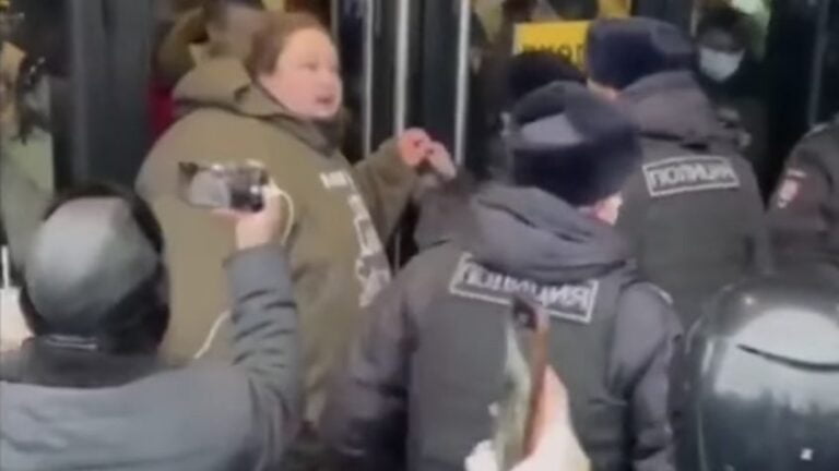 Russos fazem filas no McDonald’s antes da saída de rede de fast food do país