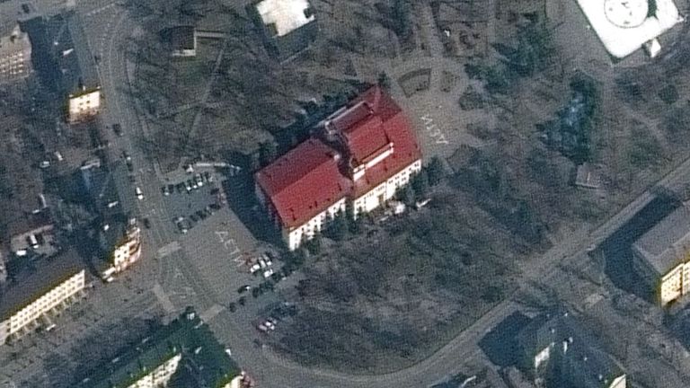 Os primeiros relatos do ex-chefe regional de Donetsk, Sergiy Taruta, na quinta-feira de manhã, eram que as pessoas estavam emergindo vivas dos escombros do prédio.