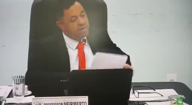 Vereador aponta arma para colega durante sessão da Câmara Municipal (Foto: Reprodução)