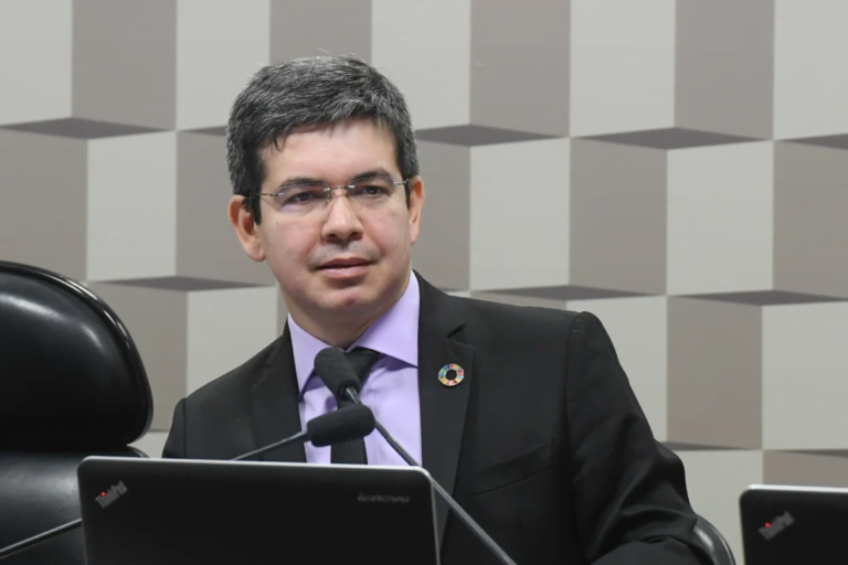 CPI do MEC perde uma assinatura, mas Randolfe diz que seguirá em busca de apoio