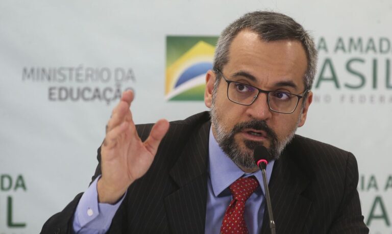 O ex-ministro da Educação Abraham Weintraub negou, em postagem no Twitter, que apoiaria a  reeleição do ex-presidente Luis Inácio Lula da Silva (PT). Em um áudio compartilhado por internautas nas redes sociais, Weintraub critica as alianças que o presidente Jair Bolsonaro (PL) fez durante seu governo