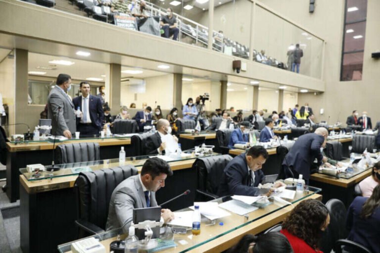 Em sessão de véspera de ponto facultativo e quórum esvaziado, os debates desta quarta-feira (13) na Assembleia Legislativa do Amazonas (Aleam) duraram pouco mais de 1 hora e 30 minutos