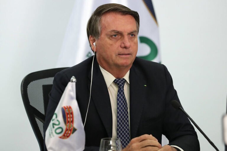 O presidente Jair Bolsonaro (PL) segue liderando com folga em número de seguidores nas redes sociais. O chefe do Executivo encerrou o 1º trimestre de 2022 com 21 milhões a mais que o ex-presidente Luiz Inácio Lula da Silva (PT), considerando Twitter, Instagram e Telegram