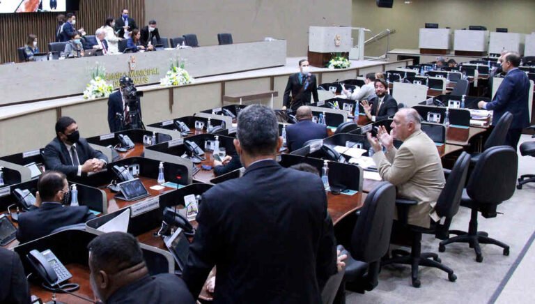 O Tribunal de Contas do Amazonas (TCE-AM) acatou medida cautelar e determinou a suspensão da Ata de Registro de Preços para compra do "Kit Selfie", composto por microfones, máquinas fotográficas e acessórios destinados aos vereadores da Câmara Municipal de Manaus (CMM)