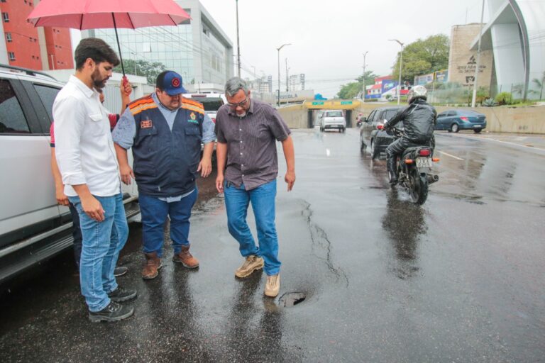 Buraco se abre na Av. Umberto Calderaro e trecho será interditado.