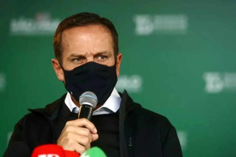 O pré-candidato à presidência da República João Doria (PSDB) afirmou em entrevista ao jornal "Valor Econômico" que o presidente Jair Bolsonaro (PL) “não merece respeito”, ao contrário do ex-presidente Luiz Inácio Lula da Silva (PT) que, segundo ele, “é inteligente”