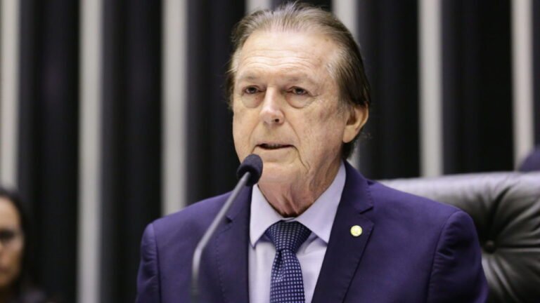 O União Brasil decidiu nesta quinta-feira (14), durante reunião da Executiva Nacional, lançar o deputado Luciano Bivar (PE) a pré-candidato à Presidência da República. A decisão precisa ser confirmada em convenção do partido para que Bivar seja candidato nas eleições de outubro
