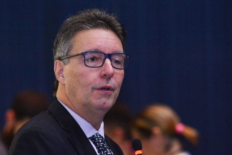 Em entrevista à rádio e TV Onda Digital nesta segunda-feira (4), o ex-deputado estadual Luiz Castro, pré-candidato ao Senado no Amazonas pelo PDT, afirmou que está mobilizando esforços junto aos demais candidatos anunciados pela sigla, como a defensora pública Carol Braz, para formar uma chapa livre das influências dos grupos tradicionais da política amazonense