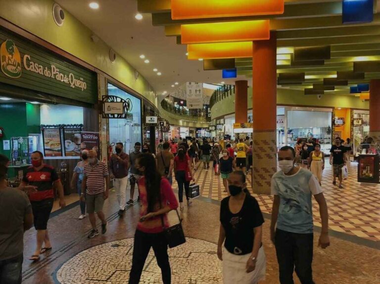 Lei sancionada na sexta-feira (8) pelo prefeito de Manaus David Almeida determina que estabelecimentos comerciais - como shoppings centers, lojas e supermercados - terão de comunicar aos órgãos de segurança casos de violência contra a mulher, criança, adolescente, idoso ou pessoas com deficiência, ocorridos dentro desse locais