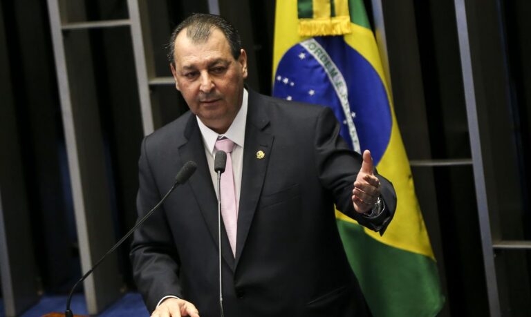 O senador Omar Aziz (PSD-AM) é um dos nomes confirmados do "jantar de frente ampla" que será realizado na noite desta segunda-feira (11) com um grupo de parlamentares que apoiam o ex-presidente Luis Inácio Lula da Silva (PT)