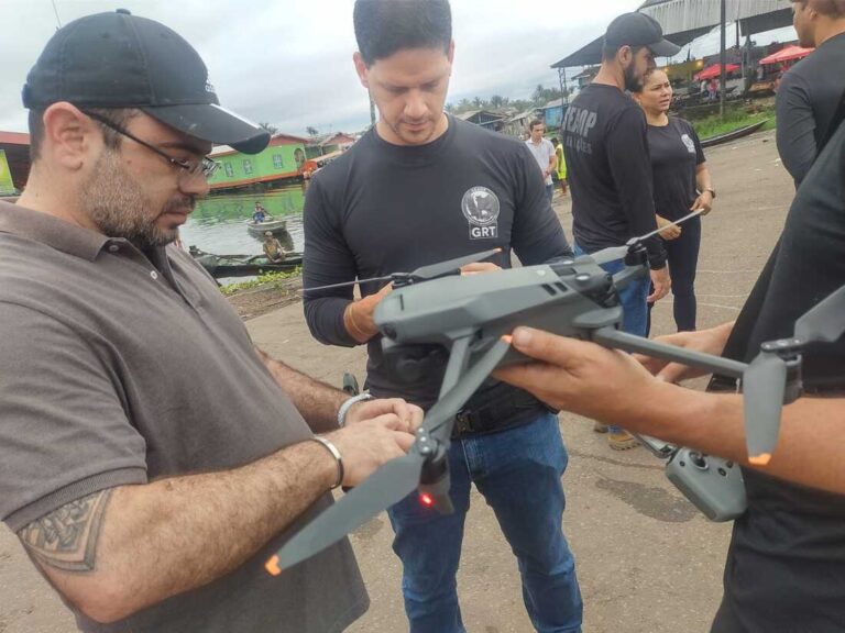 O comandante-geral do Corpo de Bombeiros Militar do Amazonas (CBMAM), coronel Orleilso Muniz, disse que o órgão mobilizou um grupamento de drones para intensificar as buscas pelo corpo do paraquedista conhecido como Luiz Henrique, que desapareceu após um salto durante forte temporal que caiu em Manaus na tarde dessa sexta-feira (15)