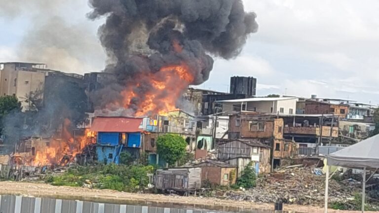 Incêndio atinge condomínio na Cachoerinha; veja vídeos