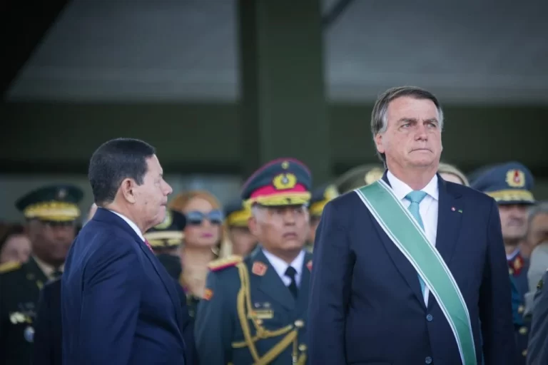 Bolsonaro recua de ataques a Barroso e diz que eleição terá ritmo normal