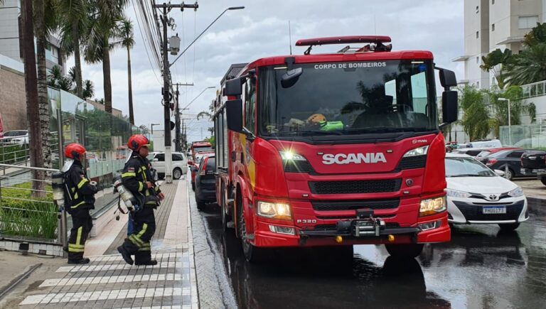 Incêndio atinge apartamento no Morada do Sol, em Manaus (Foto: Adriano Sarmento/Fiscaliza News)