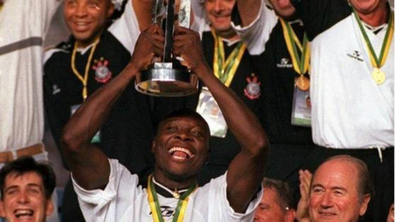 Ídolo do Corinthians e da seleção colombiana, Rincón morre aos 55 anos