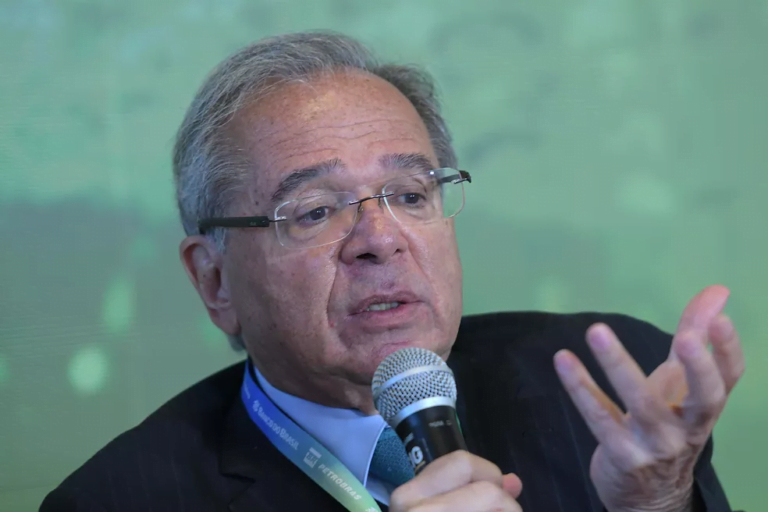 Guedes diz que Brasil saiu do "inferno" da inflação, mas estimativa para o ano aumenta
