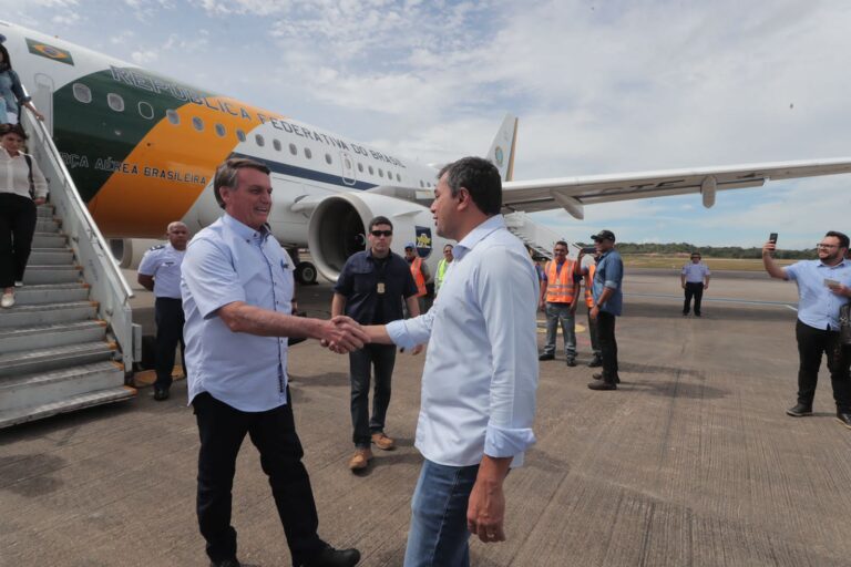 Bolsonaro é recepcionado por Wilson Lima em Manaus