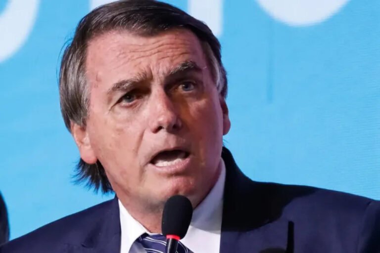 O presidente Jair Bolsonaro voltou a criticar a Petrobras pelas recorrentes altas nos preços dos combustíveis e disse que lamenta o atual preço do diesel. O chefe do Executivo reclamou que a Petrobras busca o lucro máximo