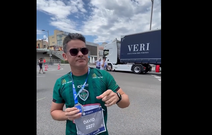 Prefeito David Almeida recebe medalha da Maratona de Barcelona e anuncia programa
