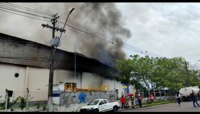 Incêndio de grandes proporções atinge fábrica na zona leste de Manaus