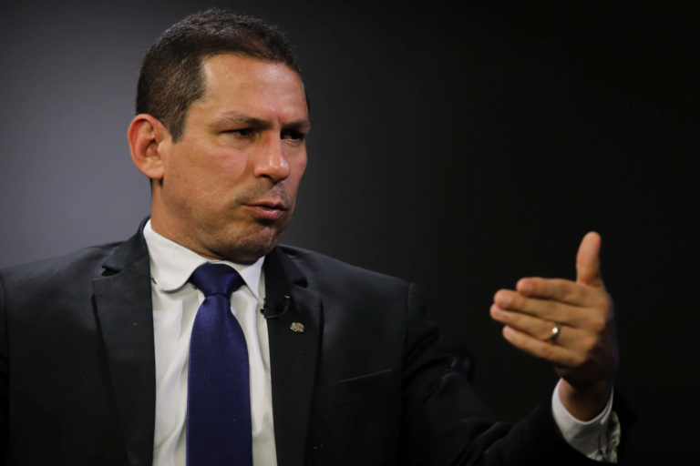 "Desqualificado", afirma Marcelo Ramos sobre Coronel Menezes