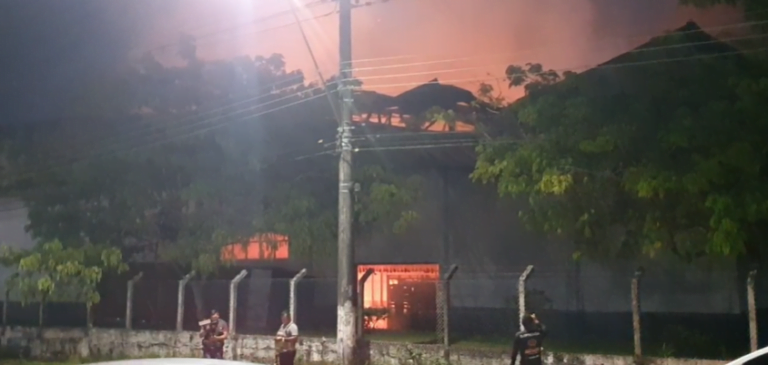 Veja vídeos: incêndio em fábrica de papel continua durante a noite em Manaus
