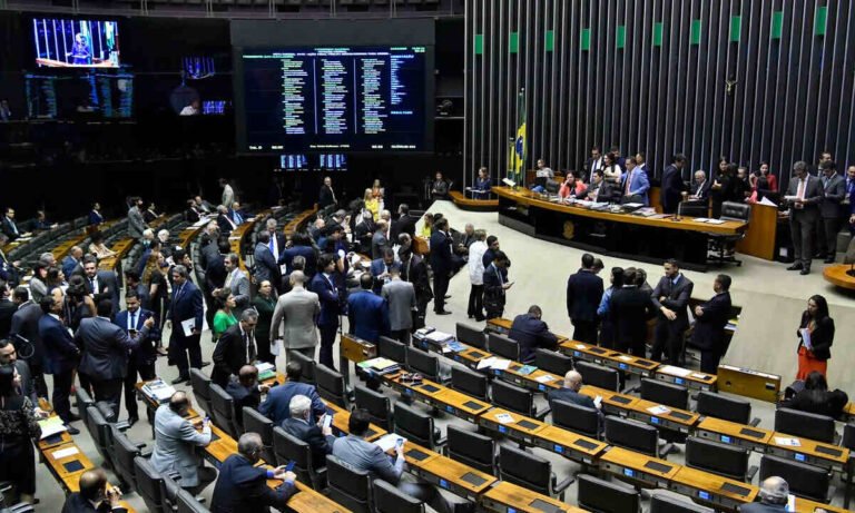 O Senado aprovou nessa quarta-feira (10) o Projeto de Lei (PL) 4.059/2021, que altera o limite de gastos com propaganda do governo em anos eleitorais