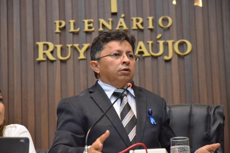O deputado Sinésio Campos (PT-AM) afirmou nesta quinta-feira (19) que vai mobilizar colegas de plenário e suplentes para recorrer da decisão do juiz Manuel Amaro de Lima, da 3ª vara Cível e de Acidentes de Trabalho de Manaus, que revogou a proibição da instalação de medidores aéreos da Amazonas Energia