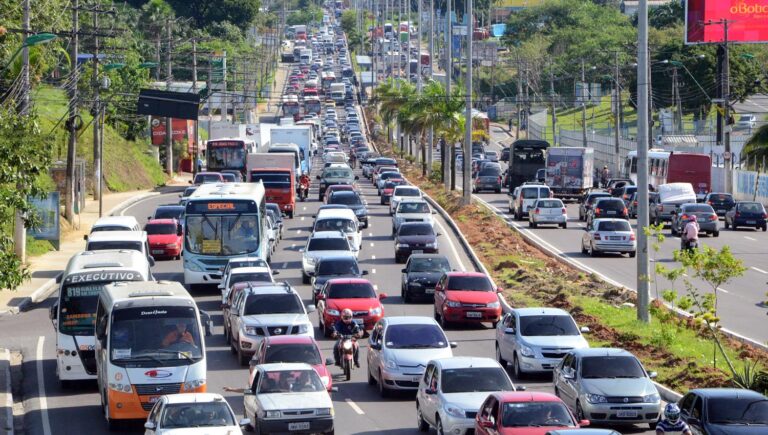 Frota de veículos do Amazonas cresceu neste ano mais que a população inteira de 60 municípios