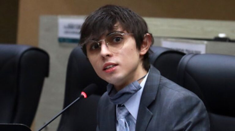 O vereador Amom Mandel (Cidadania) anunciou que está elaborando uma Arguição de Descumprimento de Preceito Fundamental (ADPF) para suspender o aumento de 83% na Cota para o Exercício de Atividade Parlamentar (Ceap), o popular "Cotão", na Câmara Municipal de Manaus (CMM). Segundo Amom, a ação poderá ser encaminhada ao Supremo Tribunal Federal (STF)