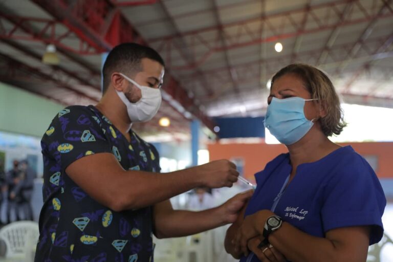 Covid-19: Governo recomenda aplicação de segunda dose de reforço em pessoas a partir de 50 anos e profissionais de saúde Covid-19: Governo recomenda aplicação de segunda dose de reforço em pessoas a partir de 50 anos e profissionais de saúde