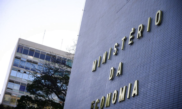 Governo anuncia redução de R$ 8 bilhões no orçamento dos ministérios