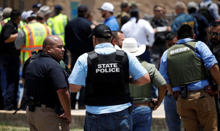 Vítimas de massacre em escola no Texas começam a ser sepultadas